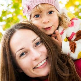 A mother and her young daughter, representing the families HalloFamilie DE matches with caregivers