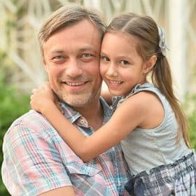 A father and his daughter, one of the real families using HalloBabysitter.de to find trusted childcare